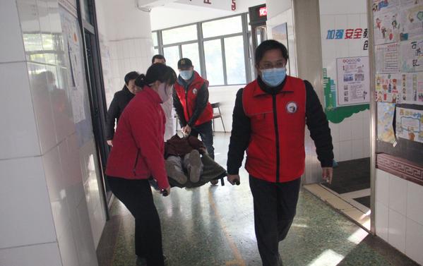 6发现被困人员进行救助 6发现被困人员进行救助